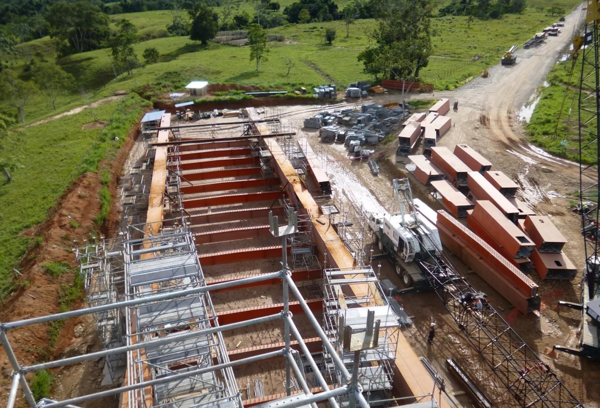 fotografia del proceso constructivo de un puente de vigas metálicas mediante soldadura