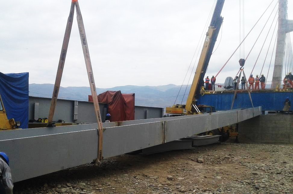 vigas metálicas de las rampas de accesos del puente comuneros en Huancayo