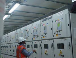 vista de tableros eléctricos de un planta industrial