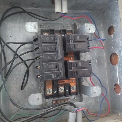 tablero eléctrico deficiente y desordenado