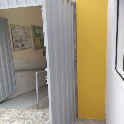 aplicación de pintura en puertas y paredes