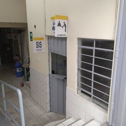 colocación de señaletica en puesto de salud