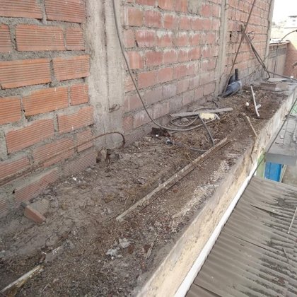 acumulación de basura y cables electricos sobre voladizo del centro de salud
