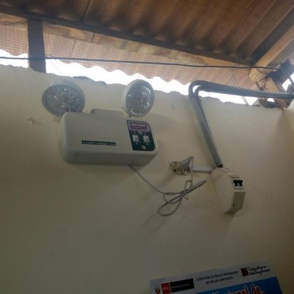 luz de emergencia mal instalada e inoperativa