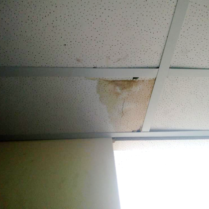baldosas deterioradas por humedad proveniente del techo