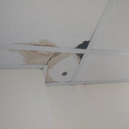 baldosas deterioradas por humedad