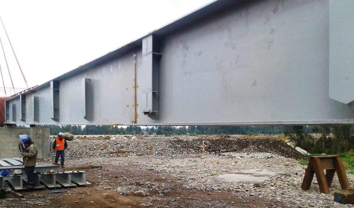 izaje de las vigas metálicas de las rampas de acceso del puente comuneros en huancayo